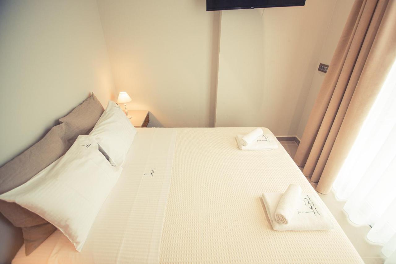 Io Luxury Pool & Hot Tub Suites Preveza Buitenkant foto