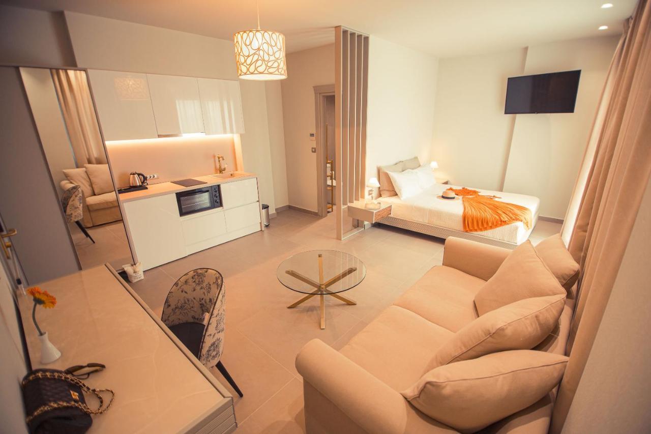 Io Luxury Pool & Hot Tub Suites Preveza Buitenkant foto