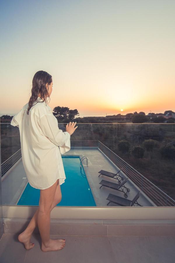 Io Luxury Pool & Hot Tub Suites Preveza Buitenkant foto