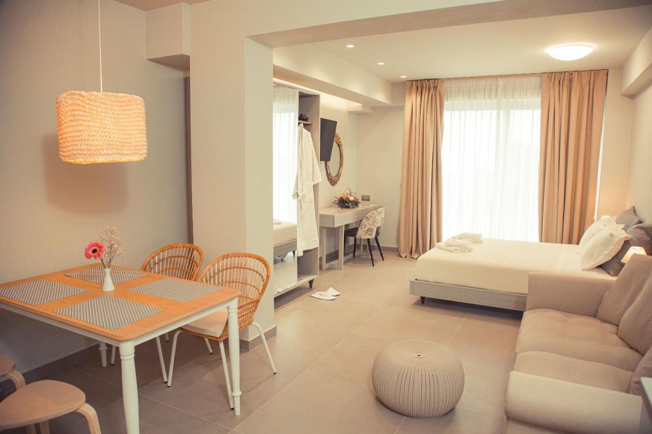 Io Luxury Pool & Hot Tub Suites Preveza Buitenkant foto