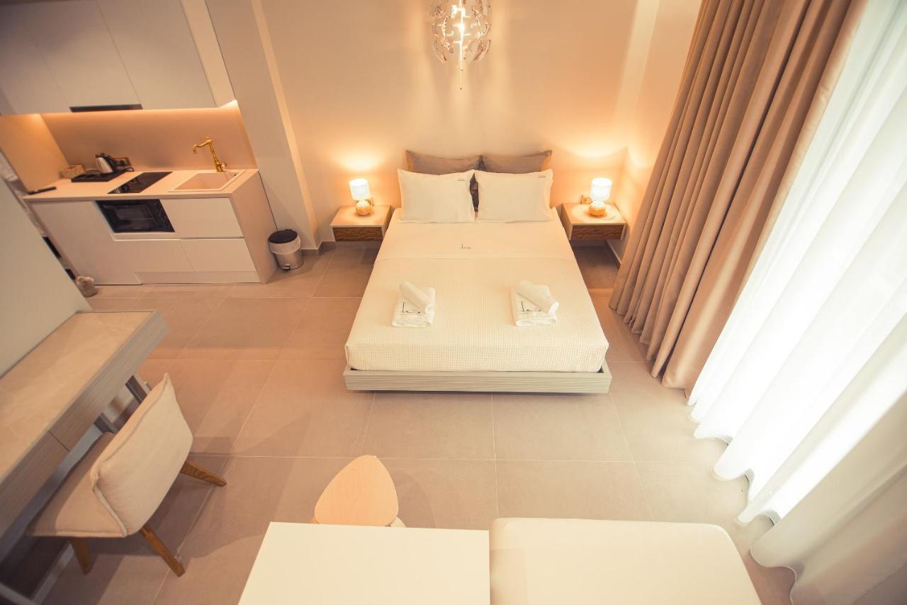 Io Luxury Pool & Hot Tub Suites Preveza Buitenkant foto