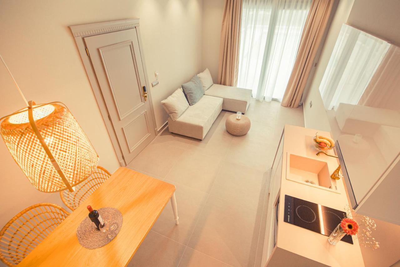 Io Luxury Pool & Hot Tub Suites Preveza Buitenkant foto