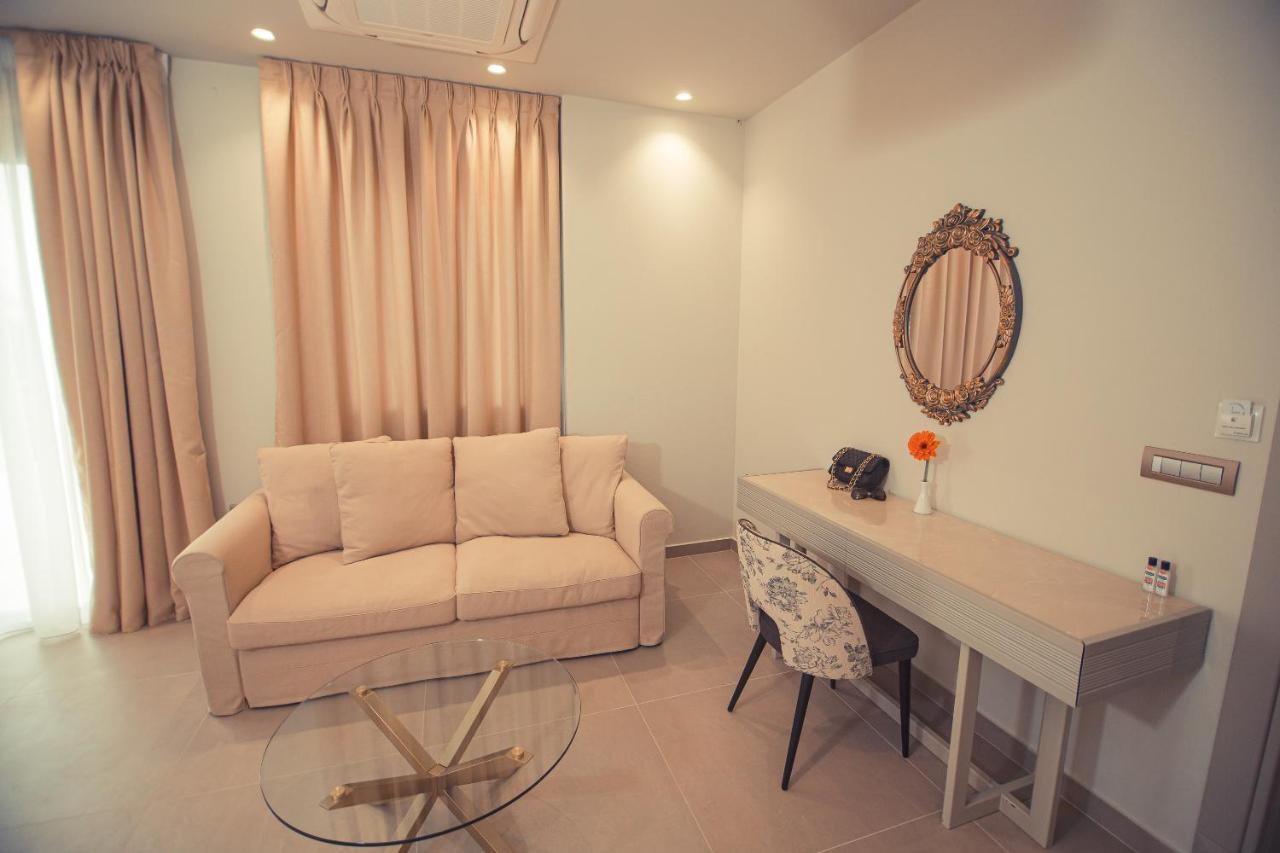 Io Luxury Pool & Hot Tub Suites Preveza Buitenkant foto