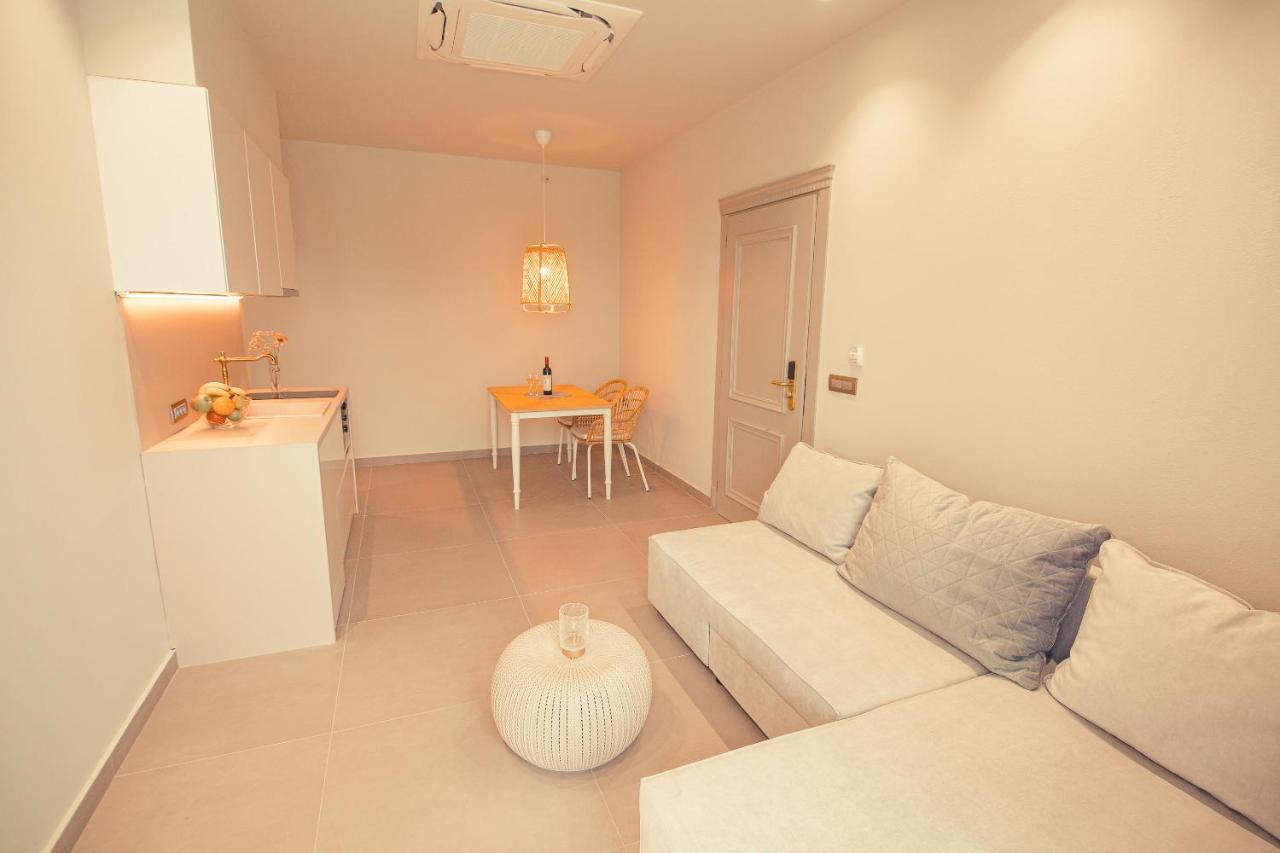 Io Luxury Pool & Hot Tub Suites Preveza Buitenkant foto
