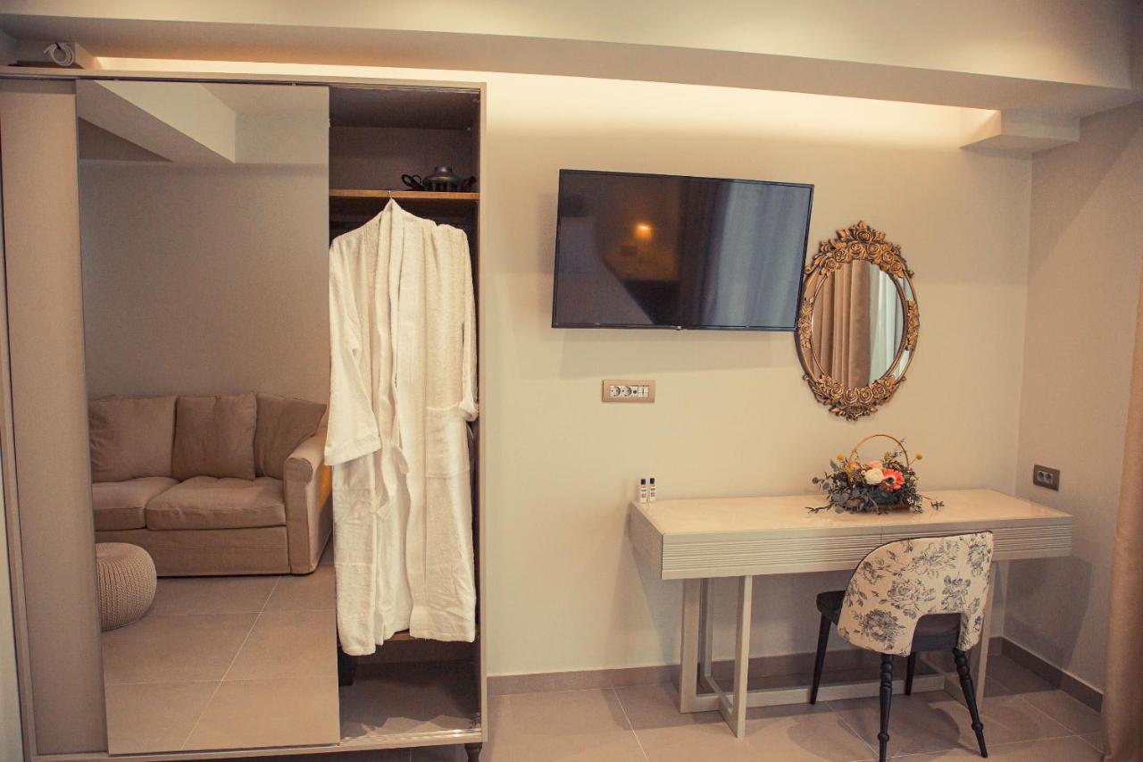 Io Luxury Pool & Hot Tub Suites Preveza Buitenkant foto