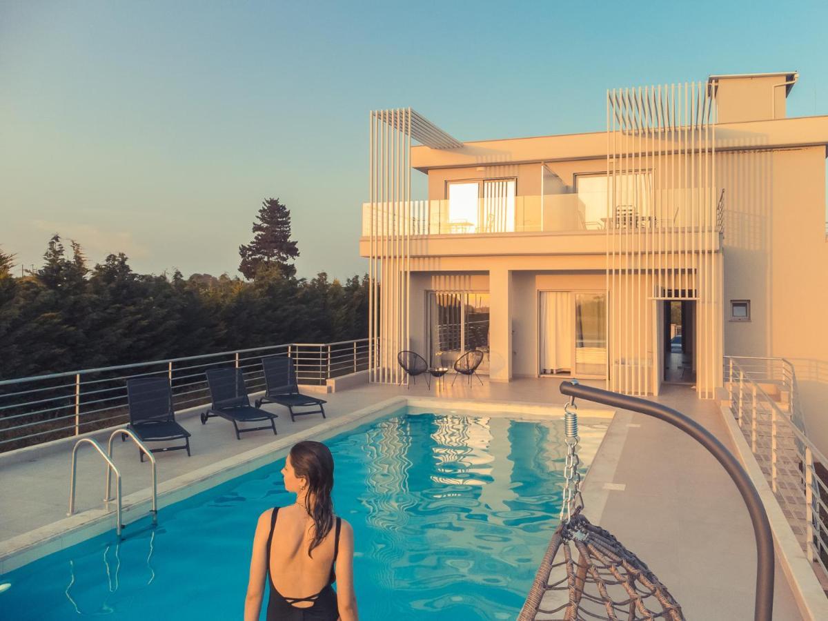 Io Luxury Pool & Hot Tub Suites Preveza Buitenkant foto
