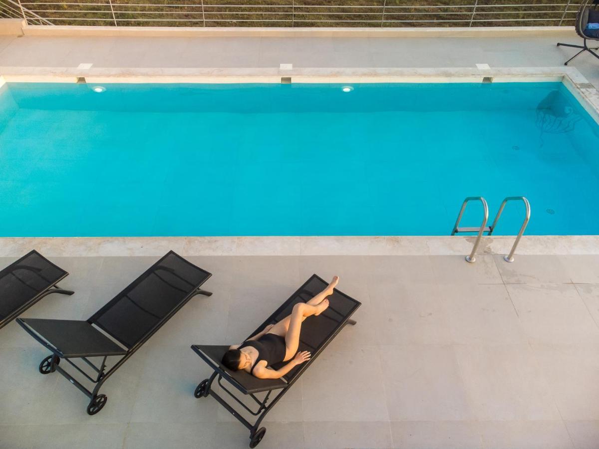 Io Luxury Pool & Hot Tub Suites Preveza Buitenkant foto