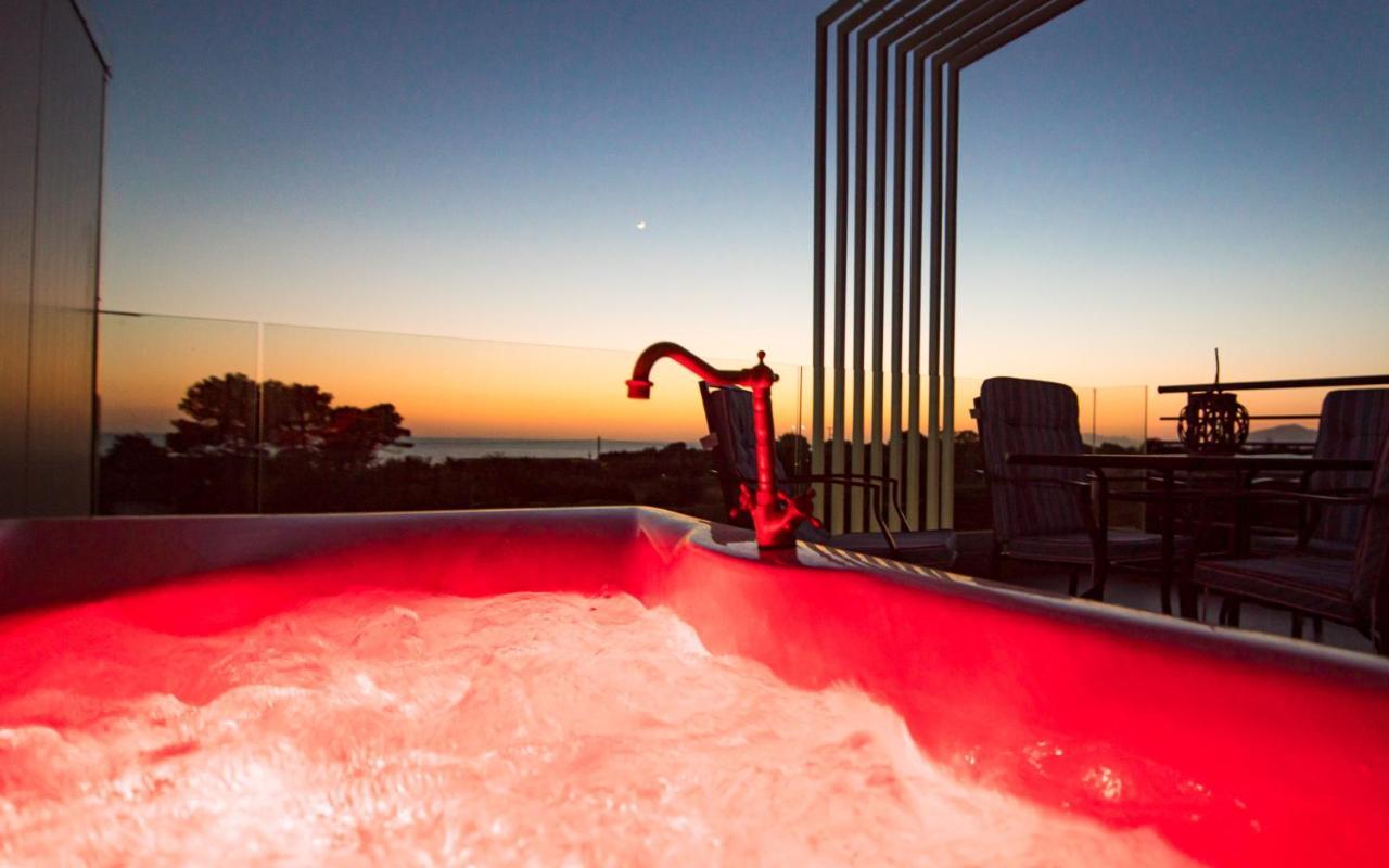 Io Luxury Pool & Hot Tub Suites Preveza Buitenkant foto